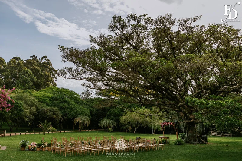 casamento diurno realizado em porto alegre rs no alto da capela por life eventos especiais cerimonialista wedding planner especializada em casamentos de alto padrão em porto alegre decoração boho chic botânica em tons de nude rosa e verde por life eventos especiais