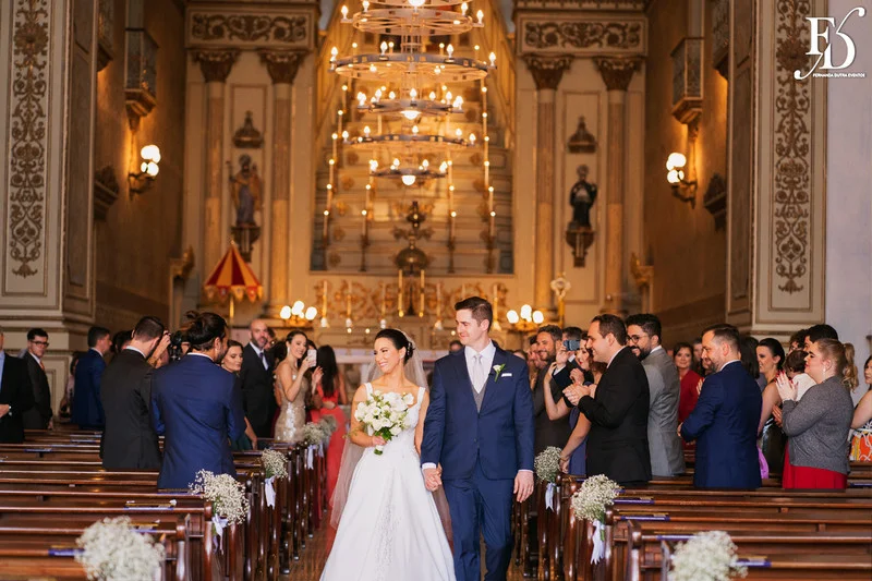 casamento com cerimônia realizada às 15h na Basílica Nossa Senhora das Dores em Porto Alegre e recepção no Alto da Capela. Coquetel na área externa embalado com jazz e por-do-sol, jantar formal, decoração exuberante e linda, em estilo botânico e muitas cores, luxuoso e lindo, por Life Eventos Especiais