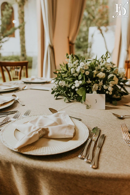 casamento destination wedding no hotel ritta hoppner em gramado com decoração clássica, elegante e botânica em tons de branco verde e fendi por life eventos especiais mesas convidados