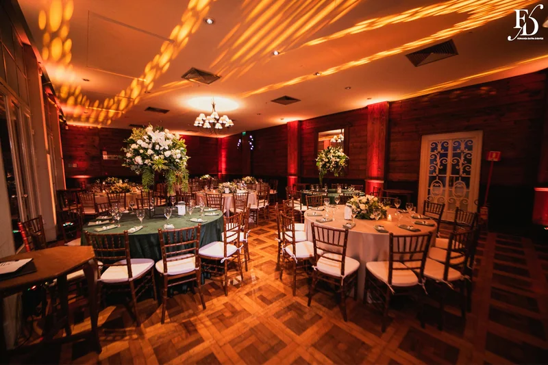 festa de formatura em medicina realizada no salão boa vista da associação leopoldina juvenil em porto alegre com decoração verde e branco e animação da banda os calamares