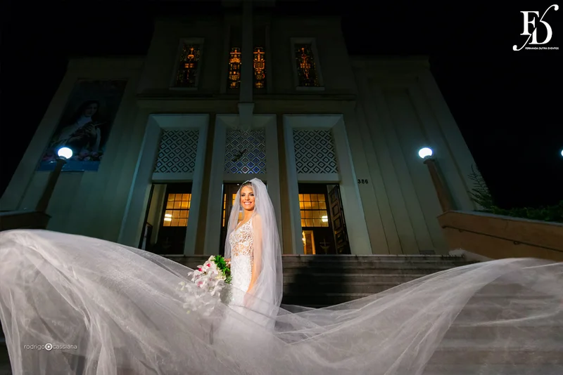 casamento com cerimônia na igreja santa teresinha do menino jesus na rua ramiro barcelos em porto alegre e recepção e festa na casa vetro com decoração moderna contemporânea sofisticada luxuosa em tons de cinza prata e flores coloridas na paleta de tons terrosos por life eventos especiais cerimonialista de casamento em porto alegre