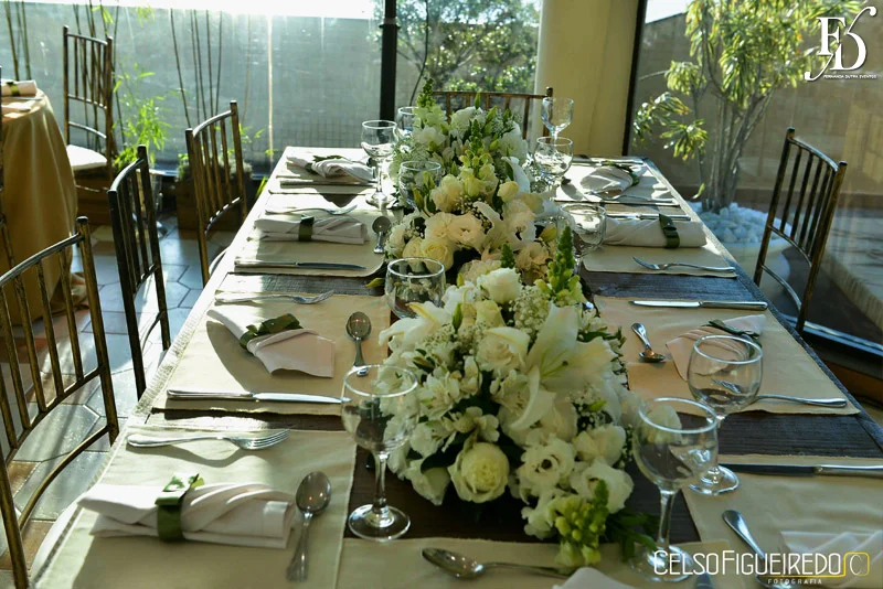 Mesa de casamento de madeira com flores brancas e vista para o Guaíba