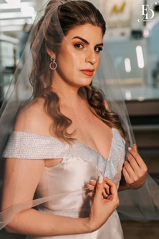 casamento mini-wedding da influencer bruna startt realizado no le bistrot gourmet em porto alegre com decoração com muitas velas flores brancas e muito verde por life eventos especiais