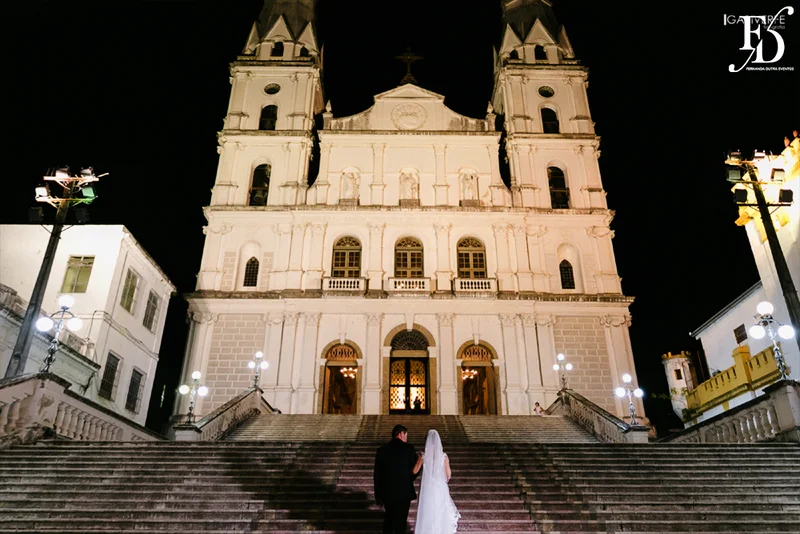 casamento com cerimônia na basílica nossa senhora das dores em porto alegre e festa na casa vetro com decoração luxuosa sofisticada exuberante em tons de rosa com parede de flores com organização projeto e cerimonial de life eventos especiais cerimonialista de casamentos em porto alegre