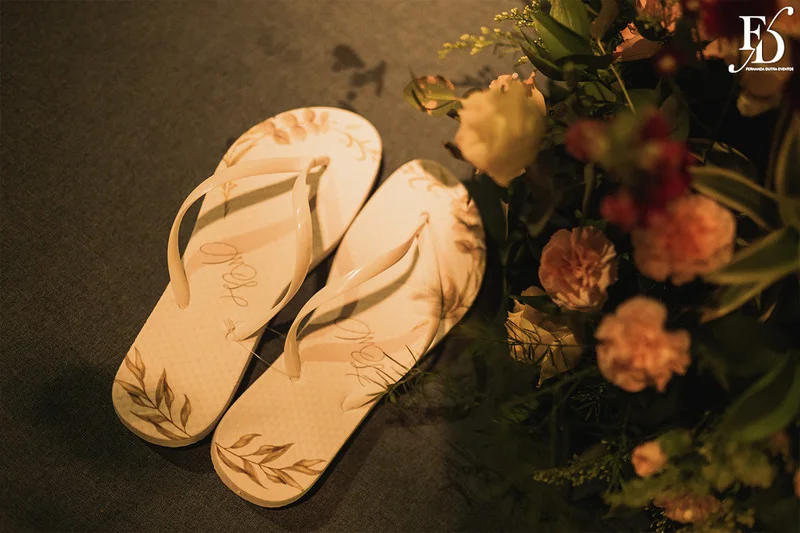 casamento com cerimônia realizada às 15h na Basílica Nossa Senhora das Dores em Porto Alegre e recepção no Alto da Capela. Coquetel na área externa embalado com jazz e por-do-sol, jantar formal, decoração exuberante e linda, em estilo botânico e muitas cores, luxuoso e lindo, por Life Eventos Especiais