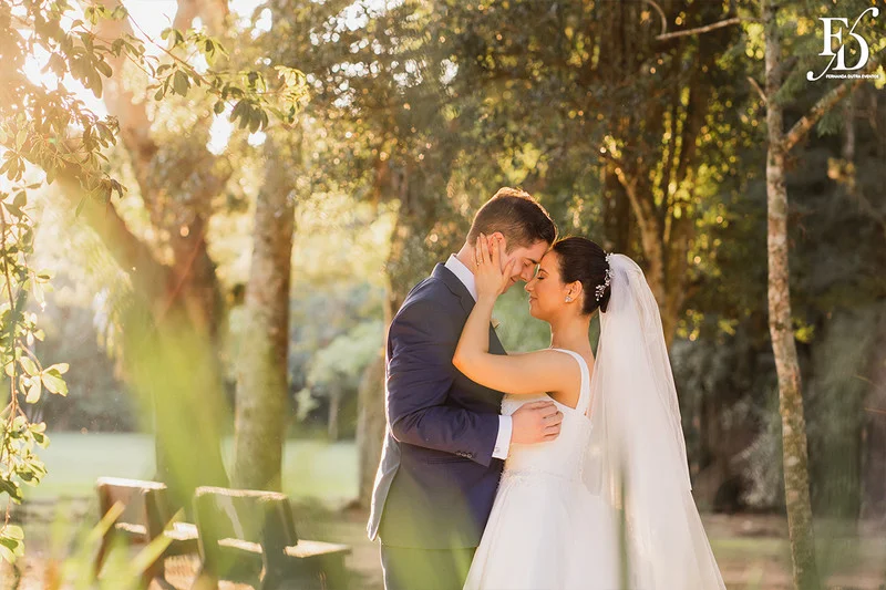 casamento com cerimônia realizada às 15h na Basílica Nossa Senhora das Dores em Porto Alegre e recepção no Alto da Capela. Coquetel na área externa embalado com jazz e por-do-sol, jantar formal, decoração exuberante e linda, em estilo botânico e muitas cores, luxuoso e lindo, por Life Eventos Especiais