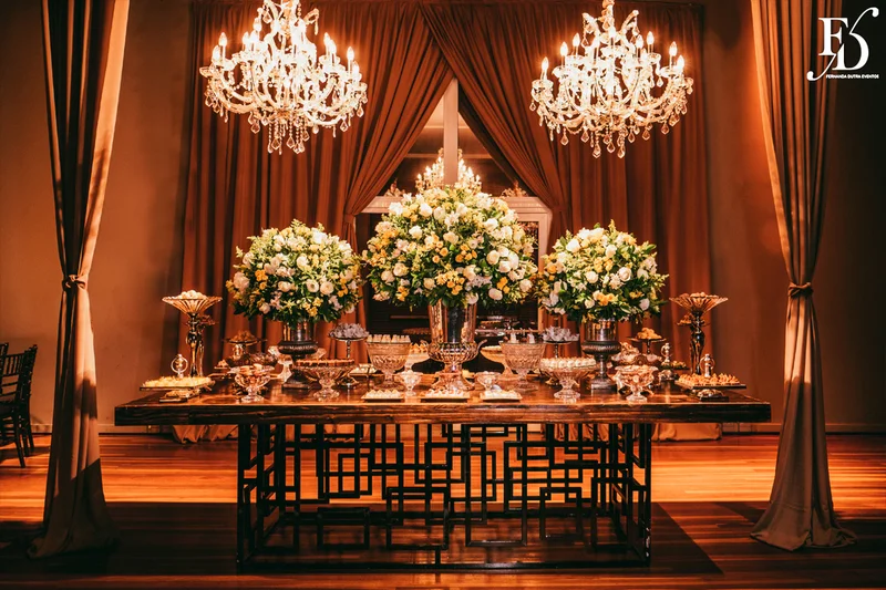 casamento na igreja nossa senhora do mont'serrat em porto alegre e festa de casamento na casa vetro em porto alegre com decoração sofisticada e luxuosa estilo clássico em dourado branco e amarelo por life eventos especiais cerimonialista de casamento em porto alegre