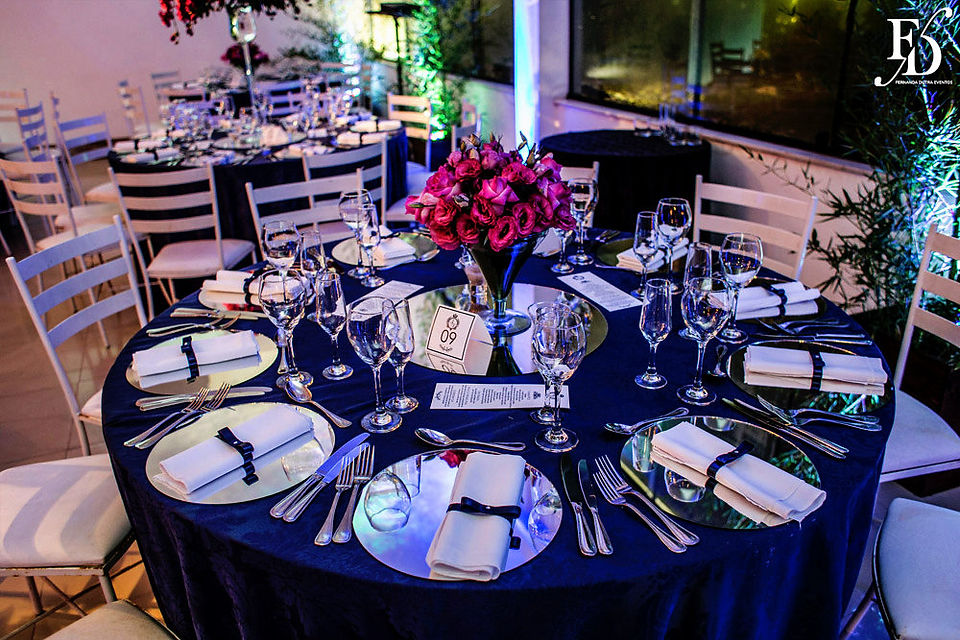 casamento no party room em porto alegre com decoração simples rústico-chique em azul petróleo e fúcsia por life eventos especiais organização de casamento em porto alegre