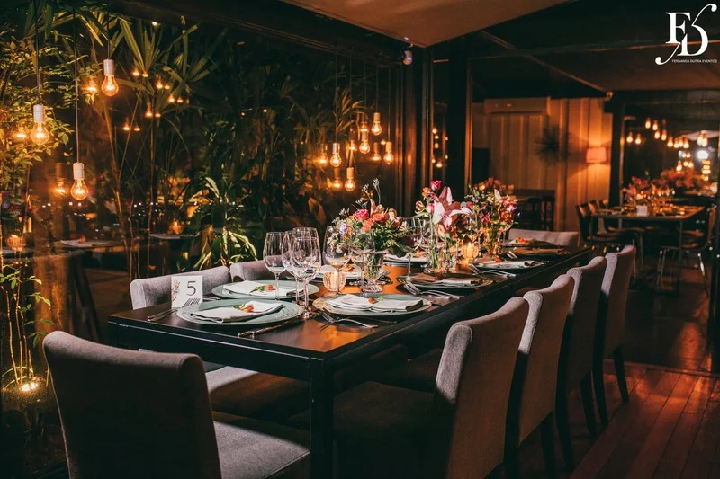 casamento realizado na igreja santa cecília em porto alegre e recepção no le bistrot gourmet com decoração colorida vibrante tropical por life eventos especiais cerimonialista de casamento em porto alegre