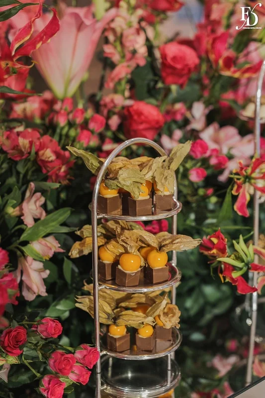 mesa de doces festa de 15 anos na praça dos fundadores do grêmio náutico união GNU