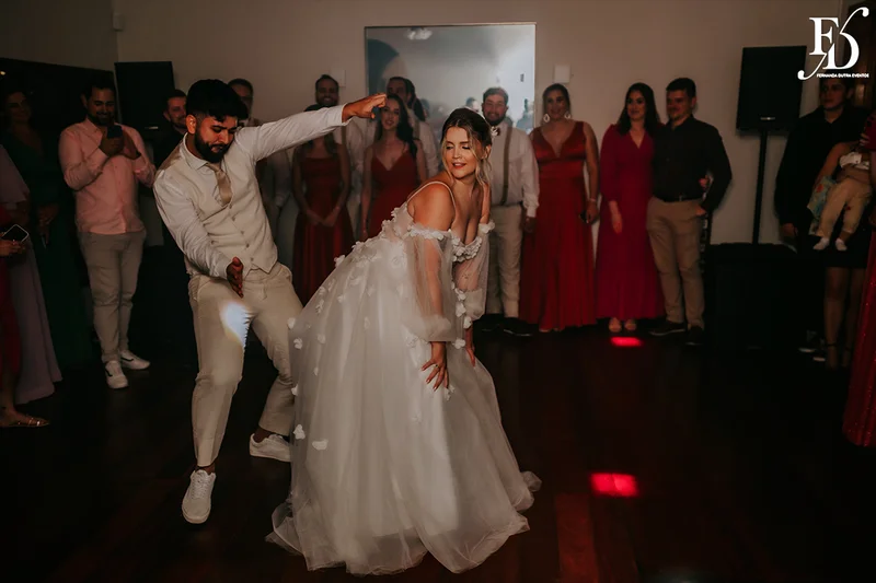 casamento divertido e animado na casa na chácara, em porto alegre; um casal jovem, despojado, que queria celebrar esse momento com um rodízio de pizza - casamento com pizza - decoração estilo boho wedding em tons terrosos cerimonial de life eventos especiais