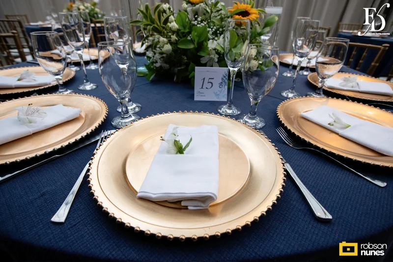 casamento no espaço paraíso em porto alegre com decoração moderna em azul marinho, dourado e girassóis; temática geek, com referências a funko pop, filmes e séries - por life eventos especiais