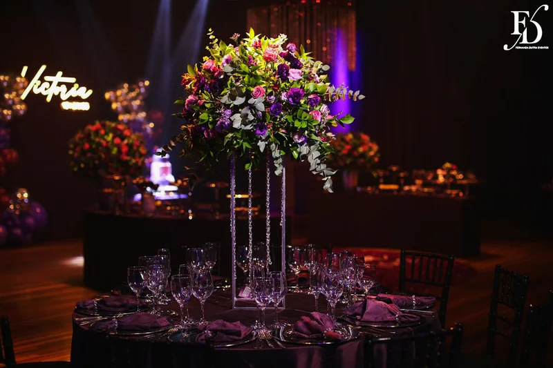 festa de aniversario de 15+2 evento adiado por 2 anos realizado na casa vetro em porto alegre com decoração moderna sofisticada luxuosa em tons de lilás e prata por life eventos especiais cerimonialista para festas de 15 anos em porto alegre