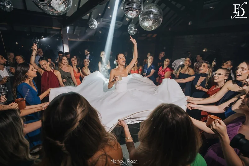 casamento elegante e sofisticado no alto da capela em porto alegre com decoração botânica greenery em verde e branco por life eventos especiais