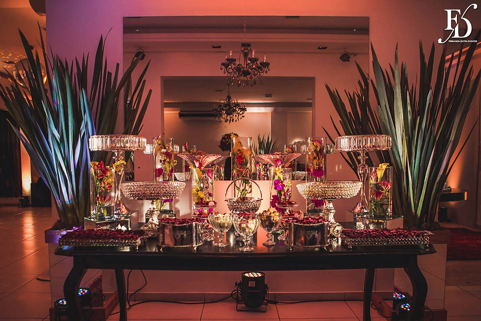 casamento com cerimônia na igreja do santíssimo sacramento e santa teresinha em porto alegre e recepção e festa no maison carlos gomes mansão opera hall com proposta de decoração moderna elegante sofisticada e contemporânea em preto prata e flores coloridas com homenagem a nossa senhora de fatima padroeira por life eventos especiais cerimonialista em porto alegre