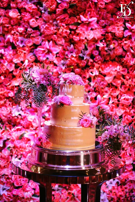 casamento com cerimônia na basílica nossa senhora das dores em porto alegre e festa na casa vetro com decoração luxuosa sofisticada exuberante em tons de rosa com parede de flores com organização projeto e cerimonial de life eventos especiais cerimonialista de casamentos em porto alegre