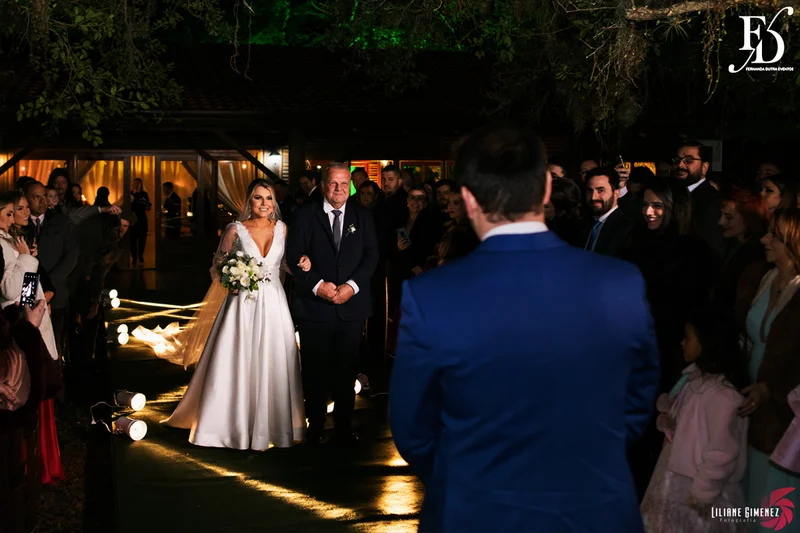 casamento realizado no sítio da figueira em porto alegre numa noite fria de inverno com decoração rústico delicada botânica organização e cerimonial de life eventos especiais cerimonialista para casamentos em porto alegre