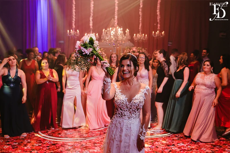 casamento com cerimônia na basílica nossa senhora das dores em porto alegre e festa na casa vetro com decoração luxuosa sofisticada exuberante em tons de rosa com parede de flores com organização projeto e cerimonial de life eventos especiais cerimonialista de casamentos em porto alegre