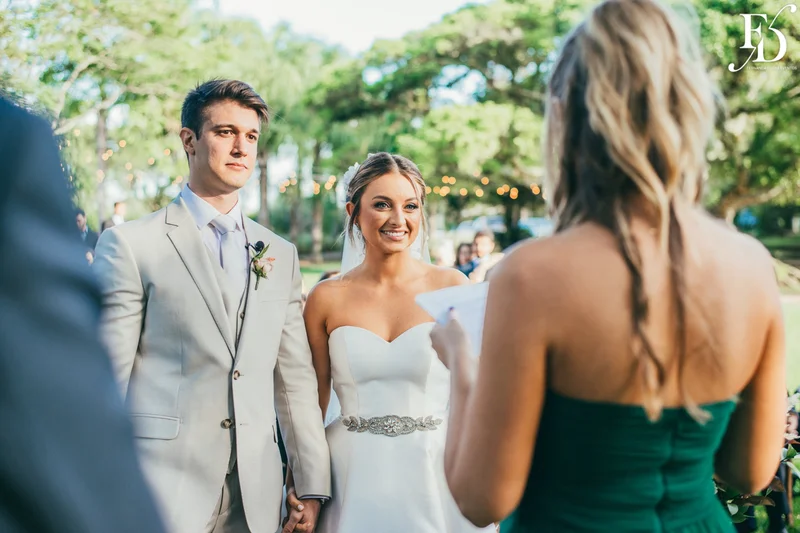 casamento realizado no alto da capela em porto alegre por life eventos especiais com cerimônia ao ar livre decoração despojada em tons terrosos e uma parede de donuts para a alegria dos convidados