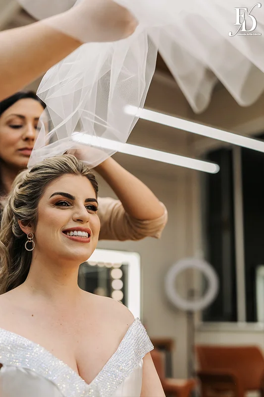 casamento mini-wedding da influencer bruna startt realizado no le bistrot gourmet em porto alegre com decoração com muitas velas flores brancas e muito verde por life eventos especiais