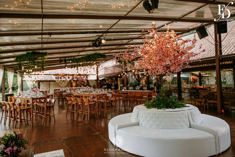 casamento diurno realizado em porto alegre rs no alto da capela por life eventos especiais cerimonialista wedding planner especializada em casamentos de alto padrão em porto alegre decoração boho chic botânica em tons de nude rosa e verde por life eventos especiais