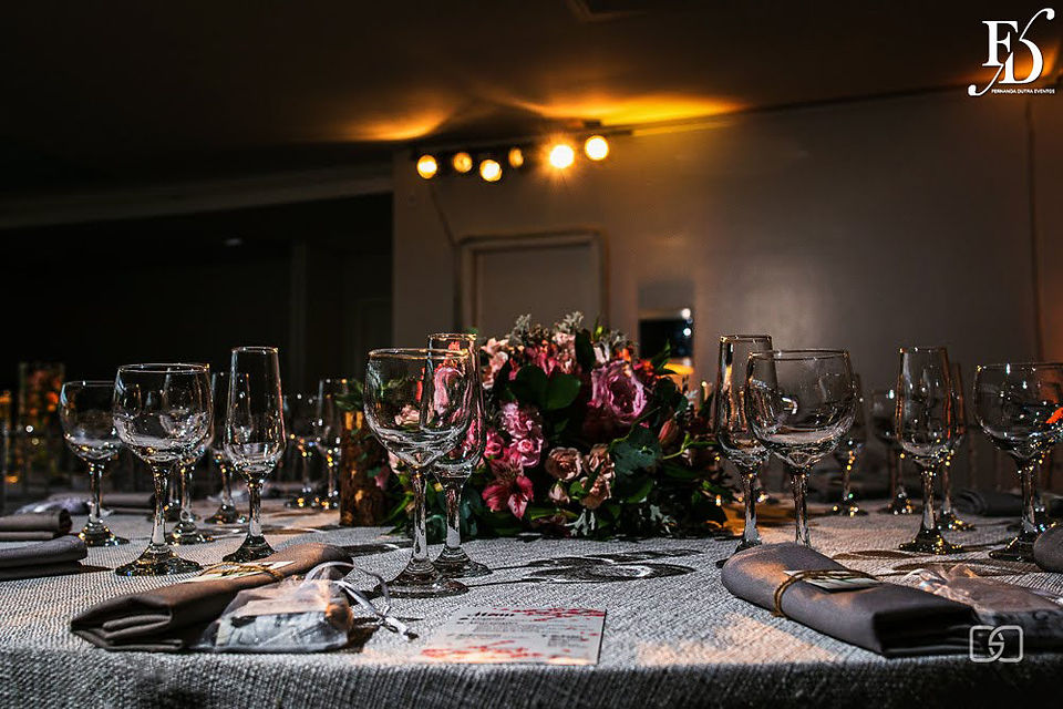 casamento com cerimônia no salão deck da sogipa e recepção e festa nos salões turner e deck da sogipa em porto alegre com decoração rústico romântico com cerejeiras e luzinhas em tons de rosa por life eventos especiais cerimonialistas especializadas em casamento em porto alegre