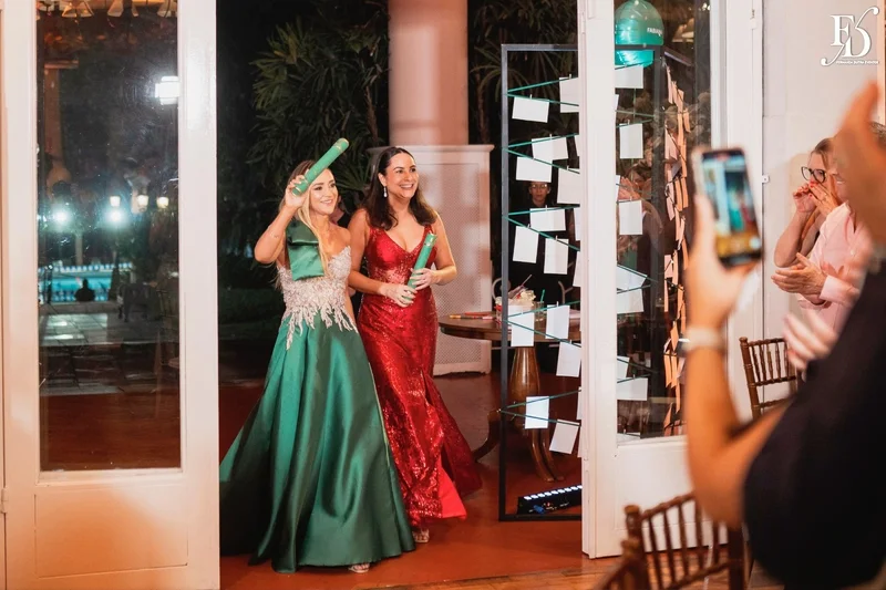 festa de formatura em medicina realizada no salão boa vista da associação leopoldina juvenil em porto alegre com decoração verde e branco e animação da banda os calamares