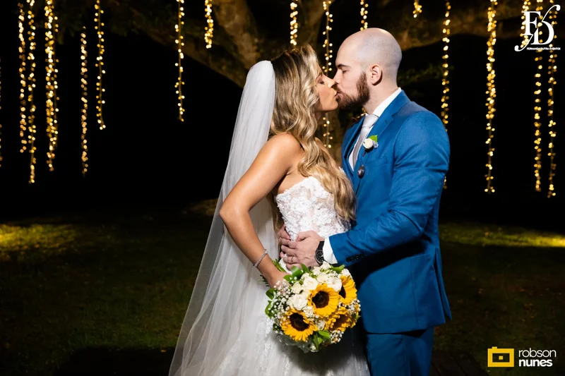 casamento no espaço paraíso em porto alegre com decoração moderna em azul marinho, dourado e girassóis; temática geek, com referências a funko pop, filmes e séries - por life eventos especiais