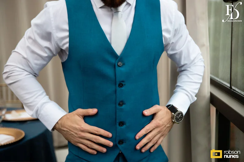 casamento no espaço paraíso em porto alegre com decoração moderna em azul marinho, dourado e girassóis; temática geek, com referências a funko pop, filmes e séries - por life eventos especiais