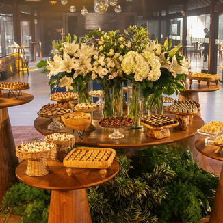Casamento greenery e sofisticado no Alto da Capela: Natália & Lucas celebraram em Porto Alegre com cerimônia ao ar livre, decoração botânica e assessoria exclusiva da Life Eventos Especiais.