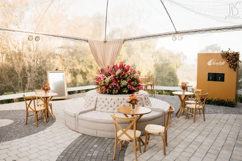 Tenda de casamento com luzes de fada e decoração noturna no Hotel Vila Verde. lounge externo puff ilha