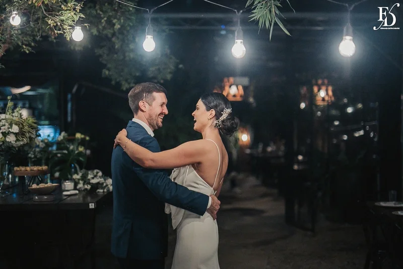 casamento mini-wedding no eat kitchen em novo hamburgo com decoração verde e branco estilo greenery dança dos noivos