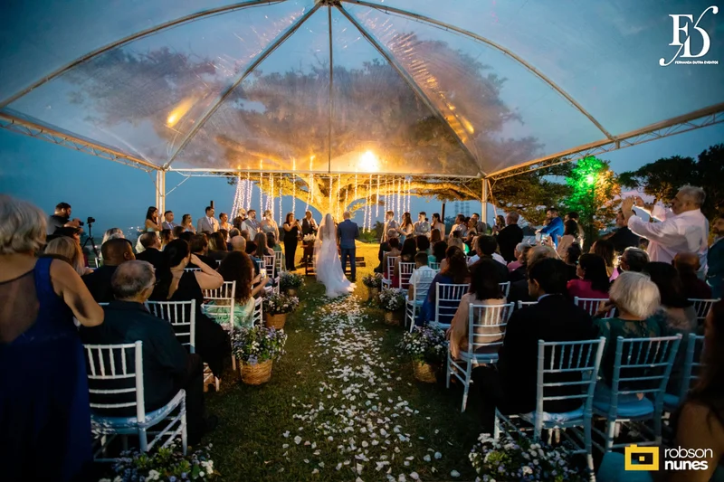 casamento no espaço paraíso em porto alegre com decoração moderna em azul marinho, dourado e girassóis; temática geek, com referências a funko pop, filmes e séries - por life eventos especiais