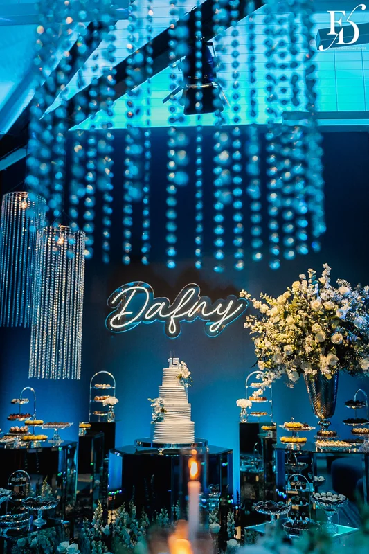 festa de 15 anos nas cores azul e branco com decoração moderna com cristais e espelhos por life eventos especiais assessoria e cerimonial de festas de 15 anos em porto alegre