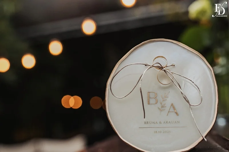 casamento mini-wedding no eat kitchen em novo hamburgo com decoração verde e branco estilo greenery cerimônia porta alianças