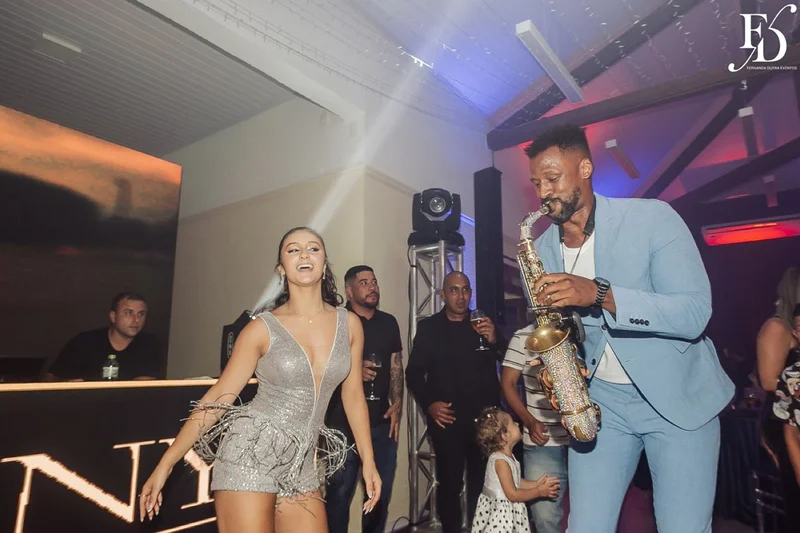 festa de 15 anos nas cores azul e branco com decoração moderna com cristais e espelhos por life eventos especiais assessoria e cerimonial de festas de 15 anos em porto alegre