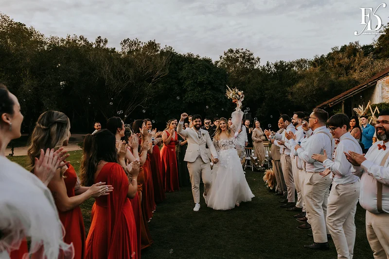 casamento divertido e animado na casa na chácara, em porto alegre; um casal jovem, despojado, que queria celebrar esse momento com um rodízio de pizza - casamento com pizza - decoração estilo boho wedding em tons terrosos cerimonial de life eventos especiais