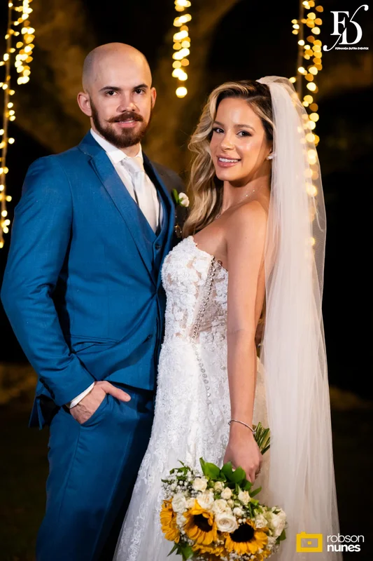 casamento no espaço paraíso em porto alegre com decoração moderna em azul marinho, dourado e girassóis; temática geek, com referências a funko pop, filmes e séries - por life eventos especiais