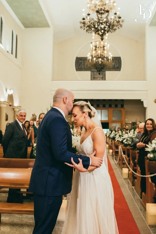 casamento realizado na igreja santa cecília em porto alegre e recepção no le bistrot gourmet com decoração colorida vibrante tropical por life eventos especiais cerimonialista de casamento em porto alegre