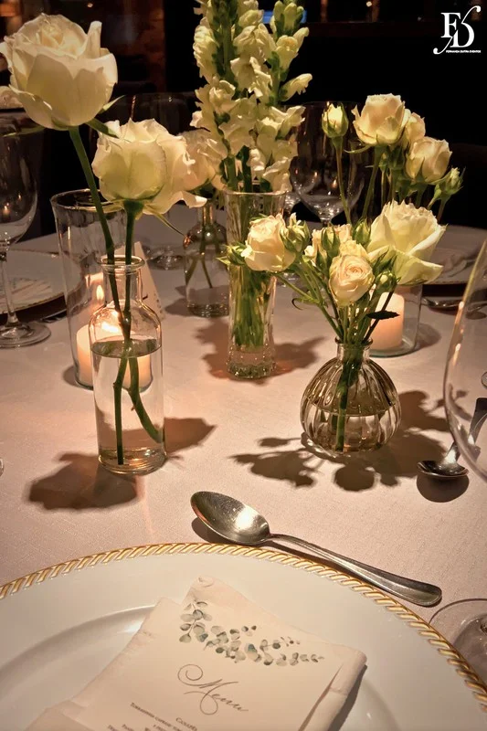 Casamento no Le Bistrot Gourmet em Porto Alegre, com decoração clássica, iluminação intimista e um projeto cheio de sofisticação com stylling europeu. Mesas com toalhas brancas, detalhes dourados, flores brancas.