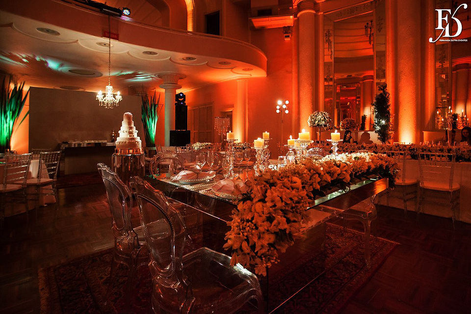 casamento com cerimônia na catedral metropolitana de porto alegre igreja nossa senhora da madre de deus e recepção no salão dos espelhos do clube do comércio de porto alegre com decoração clássica clean elegante e sofisticada em branco e prata por life eventos especiais cerimonial em porto alegre