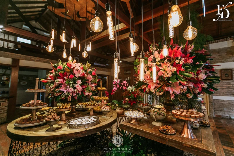 casamento diurno realizado em porto alegre rs no alto da capela por life eventos especiais cerimonialista wedding planner especializada em casamentos de alto padrão em porto alegre decoração boho chic botânica em tons de nude rosa e verde por life eventos especiais