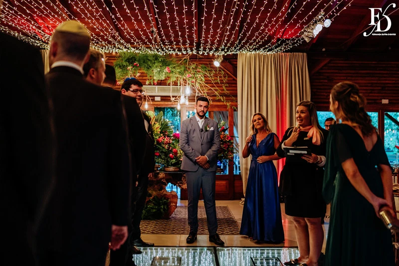 casamento judaico realizado no sítio da figueira em porto alegre com decoração exuberante botânica tropical festa linda com passarela de espelho cerimônia de casamento ao ar livre por life eventos especiais cerimonialista em porto alegre organização de casamentos cerimonial