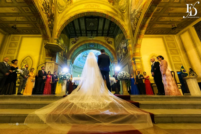 casamento com cerimônia na igreja santa teresinha do menino jesus na rua ramiro barcelos em porto alegre e recepção e festa na casa vetro com decoração moderna contemporânea sofisticada luxuosa em tons de cinza prata e flores coloridas na paleta de tons terrosos por life eventos especiais cerimonialista de casamento em porto alegre