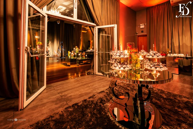 casamento com cerimônia na igreja santa teresinha do menino jesus na rua ramiro barcelos em porto alegre e recepção e festa na casa vetro com decoração moderna contemporânea sofisticada luxuosa em tons de cinza prata e flores coloridas na paleta de tons terrosos por life eventos especiais cerimonialista de casamento em porto alegre