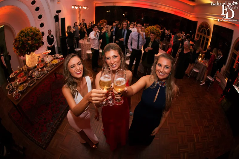 formatura tripla em direito pela fmp fundação do ministério público realizada no salão cristal do clube do comércio em porto alegre com decoração elegante clássica sofisticada em tons terrosos