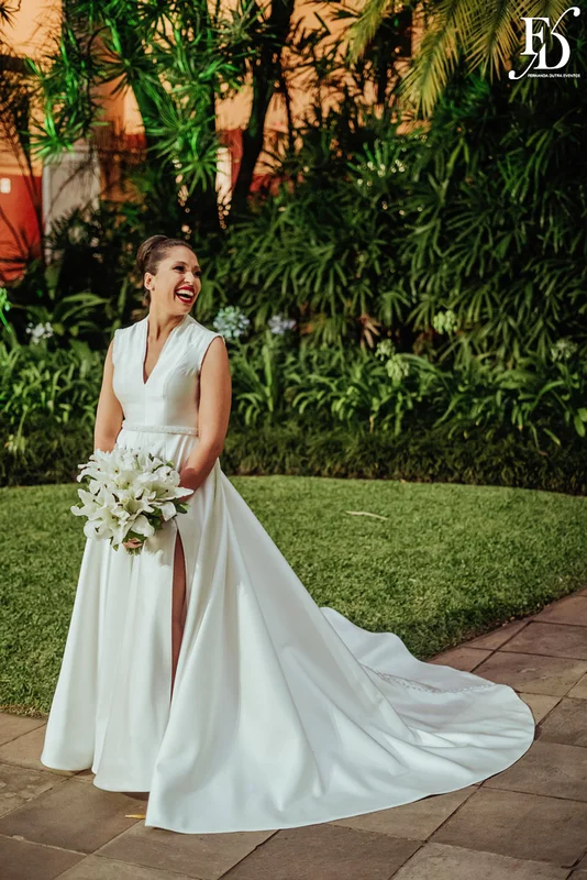 casamento com cerimônia e recepção realizados no salão imperatriz da associação leopoldina juvenil em porto alegre com decoração clássica em verde branco e prato por life eventos especiais assessoria de eventos em porto alegre