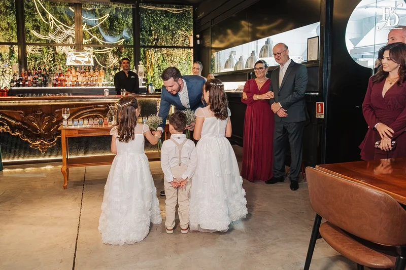 Noivo em traje azul marinho no Dry Moments & Drinks, casamento organizado pela Life Eventos Especiais