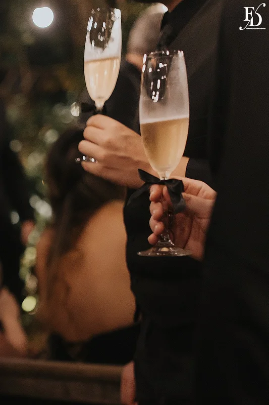 noivas Ivana e Cristiane no Le Bistrot Gourmet casamento LGBT Porto Alegre taças com lacinho preto