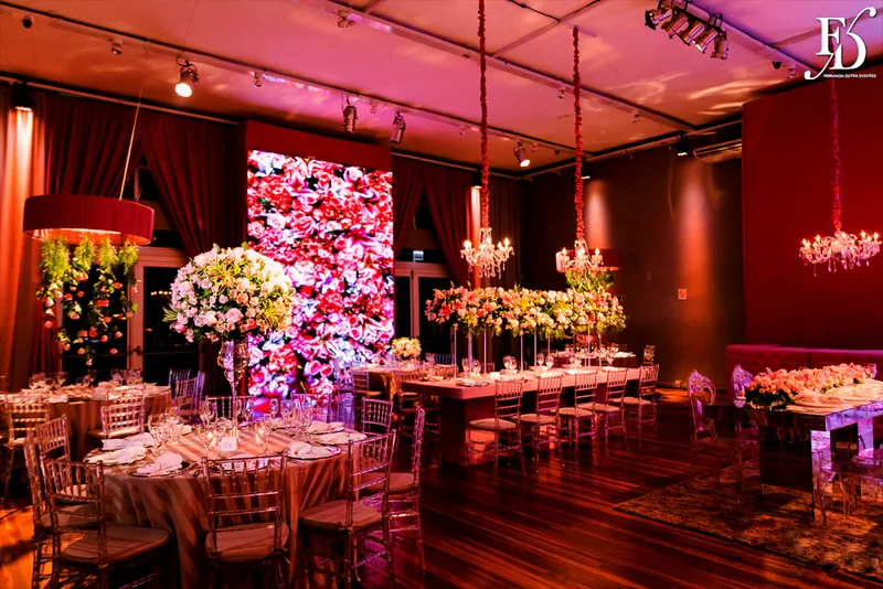casamento com cerimônia na basílica nossa senhora das dores em porto alegre e festa na casa vetro com decoração luxuosa sofisticada exuberante em tons de rosa com parede de flores com organização projeto e cerimonial de life eventos especiais cerimonialista de casamentos em porto alegre